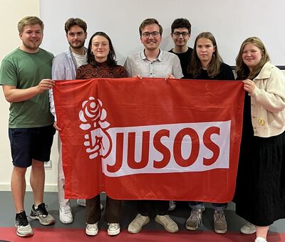Der neu gewählte Vorstand der Jusos Potsdam von links nach rechts: Sönke, Laurenz, Zoe, Julius, Ilias, Marie, Johanna